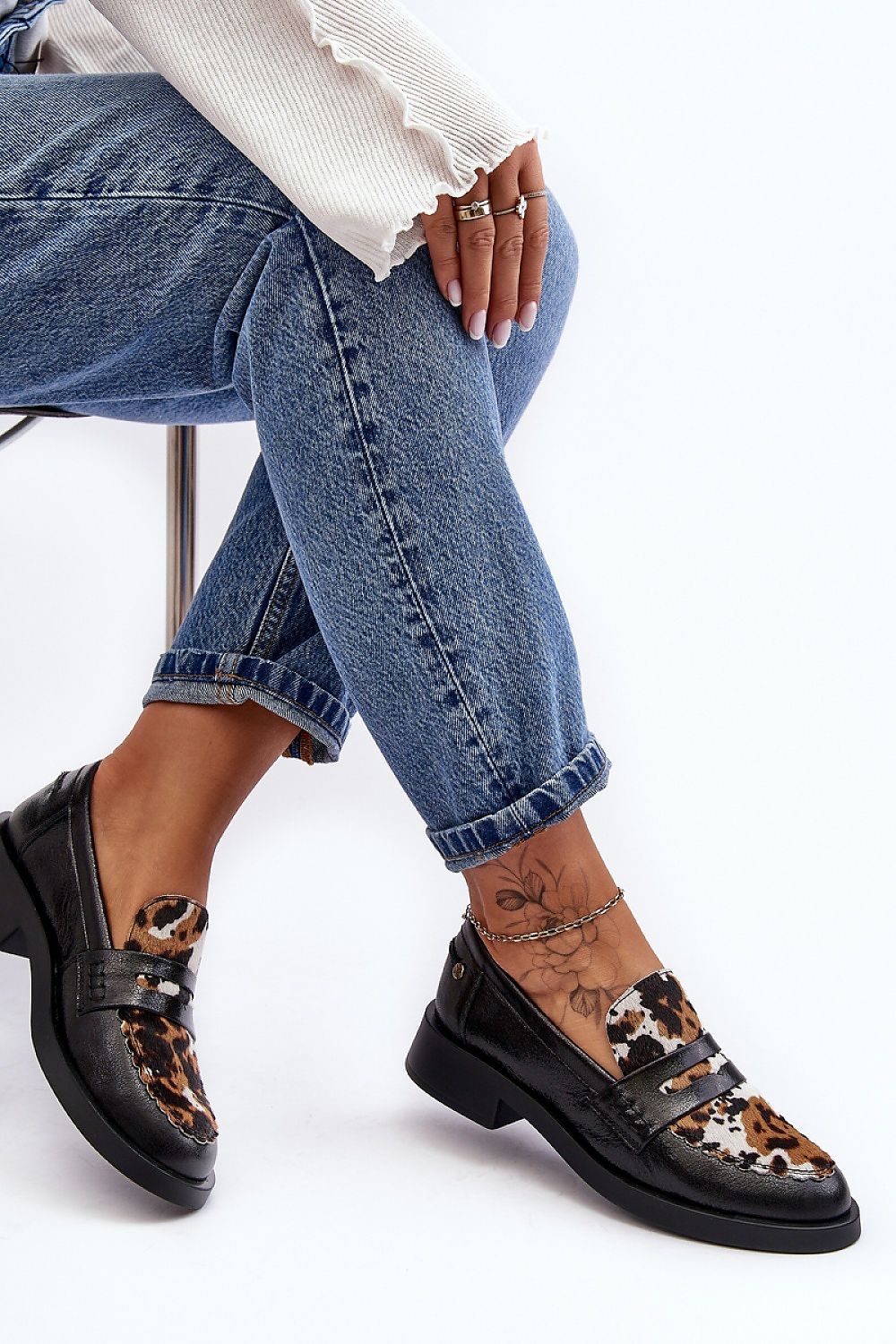 black heeled low shoes detail view