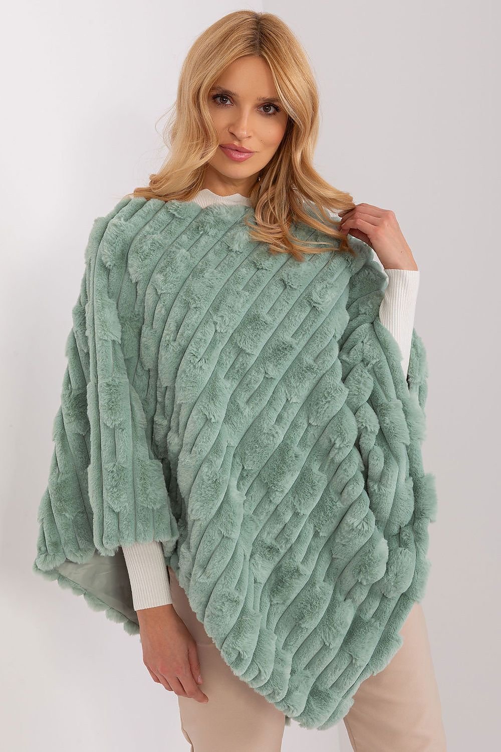 green poncho alterne angle