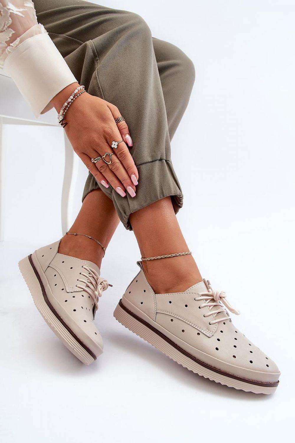 beige low shoes detail view