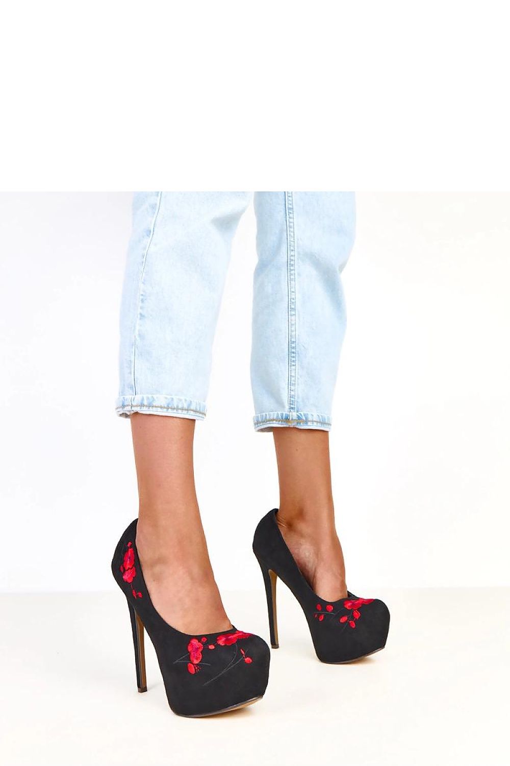 black mini high heels detail view