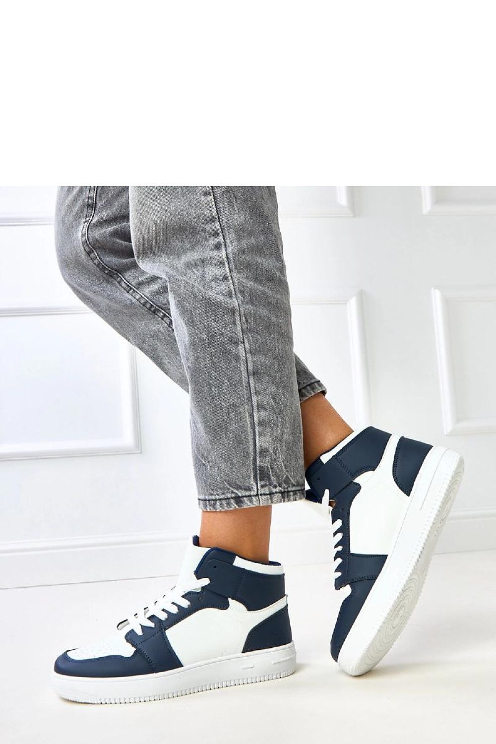 white wrap sport shoes detail view