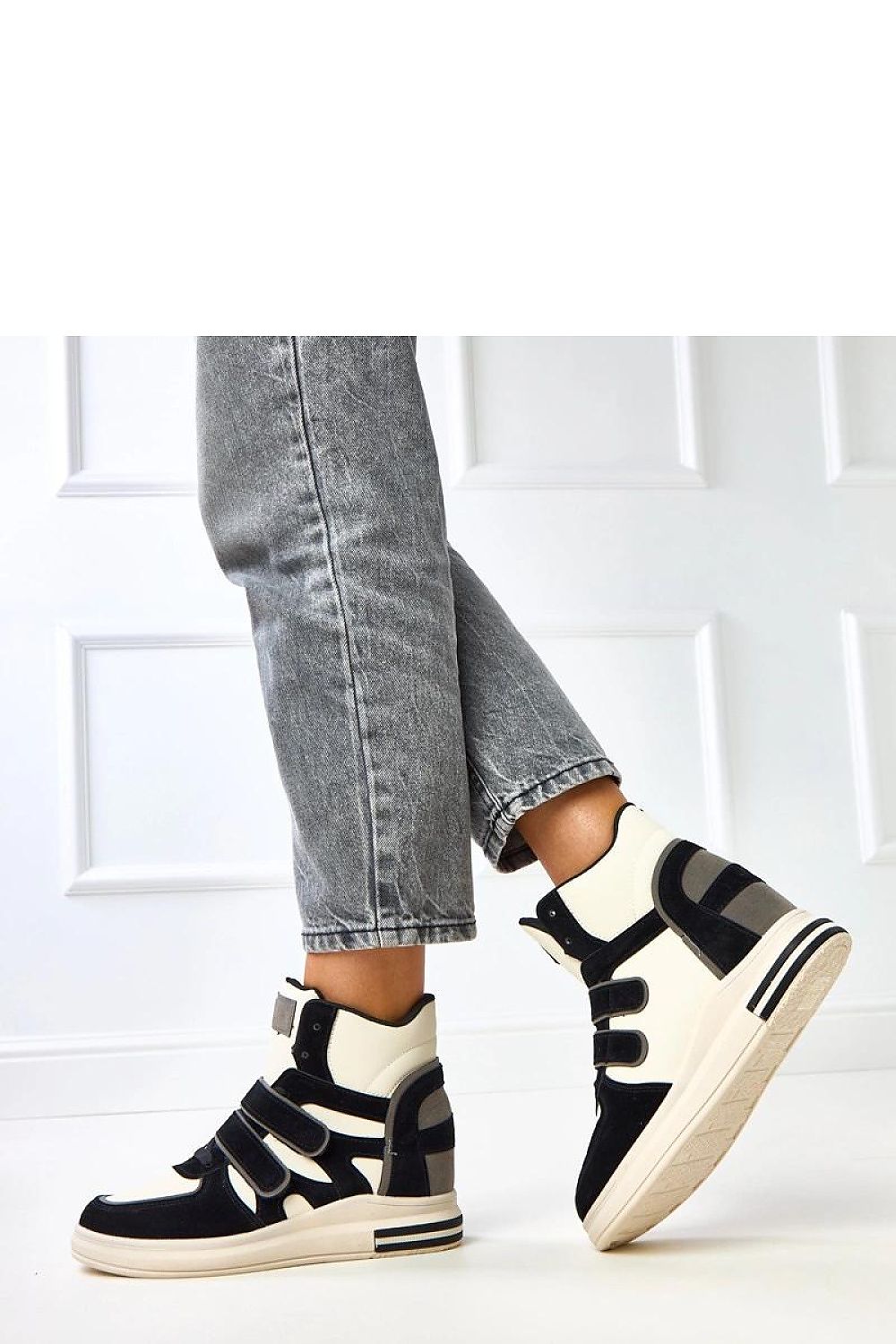 black sport shoes detail view