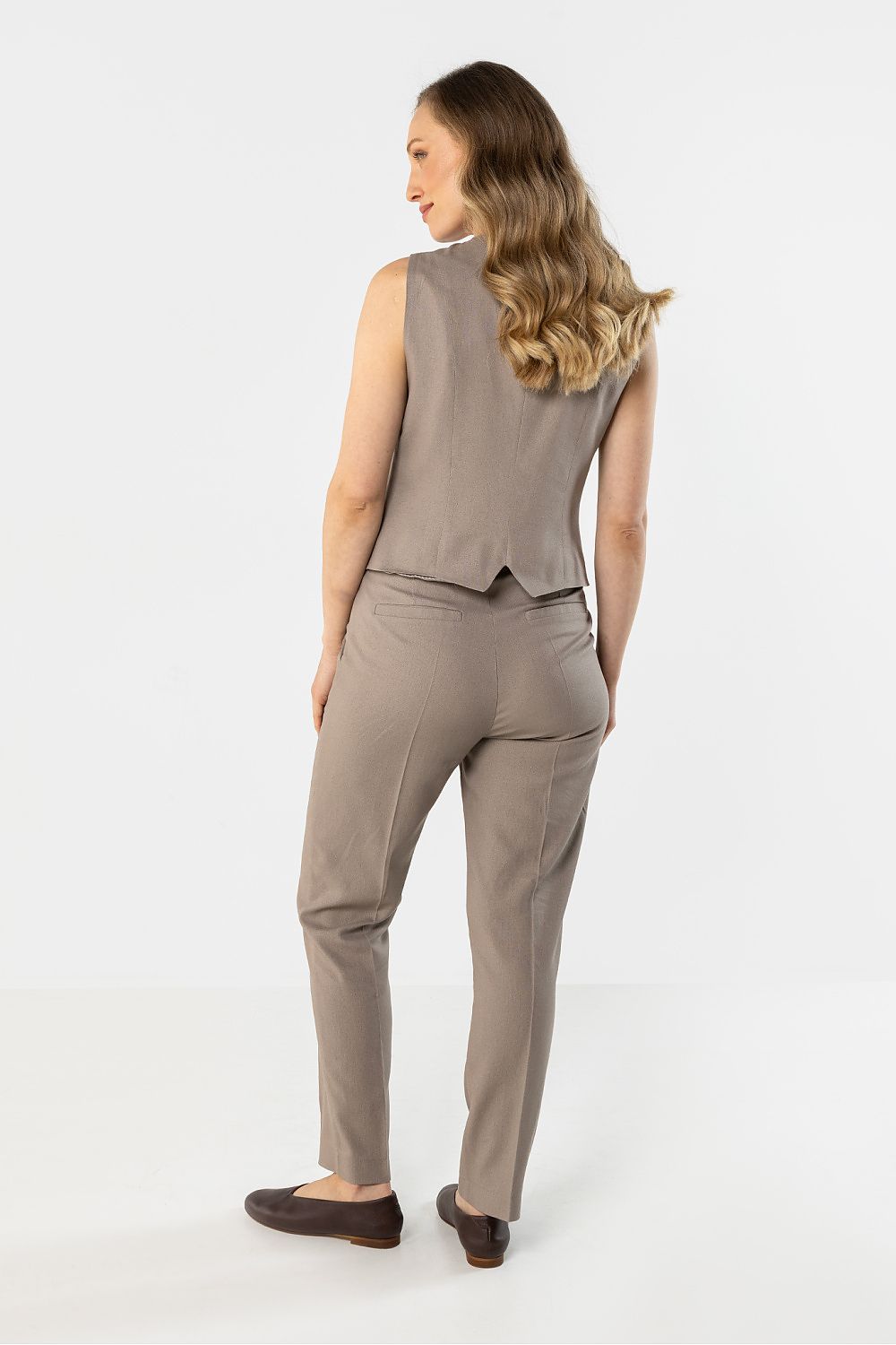 beige women trousers detail view