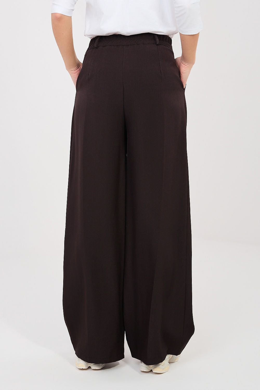 brown women trousers detail view