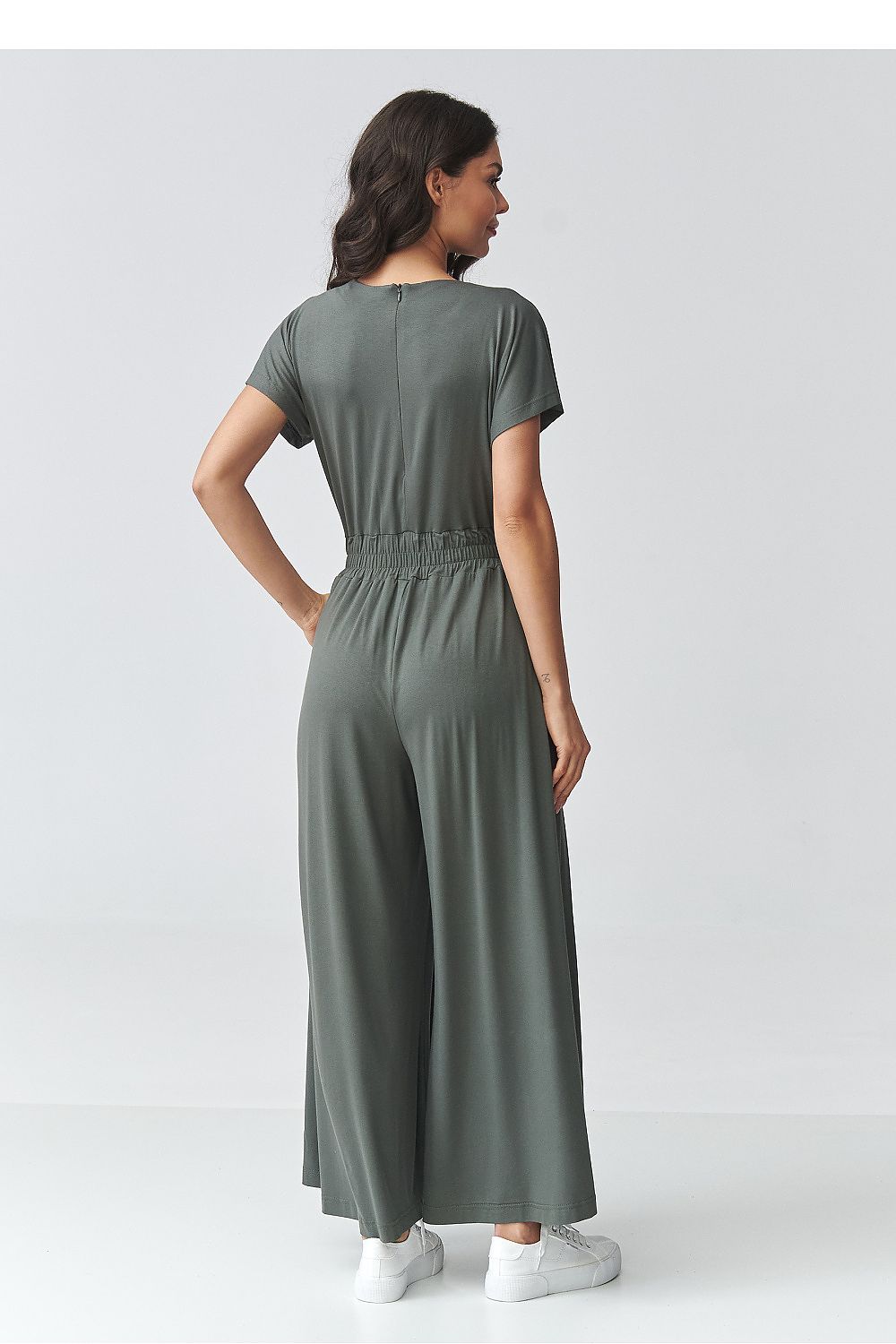 green short sleeve v-neck suit detail view