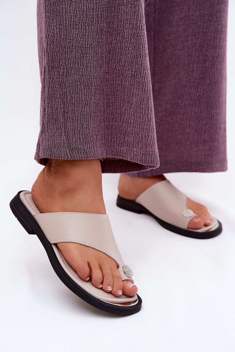 Women's Black and Beige Leather 2 Cm Heel Japanese Flip-flops back view