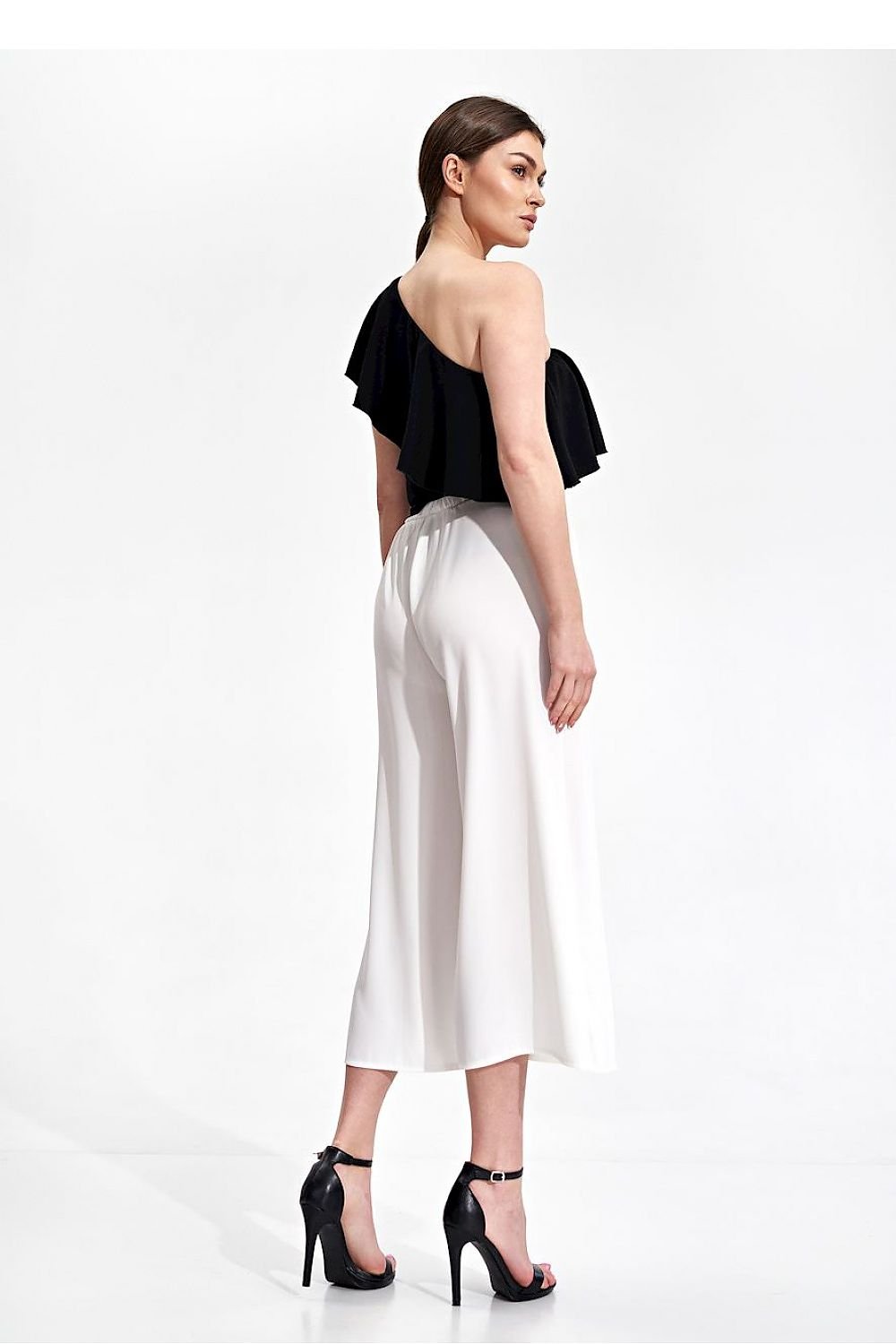 beige women trousers detail view