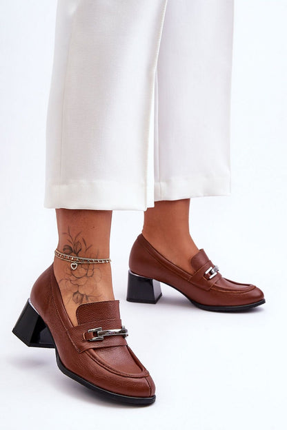brown heel pumps detail view